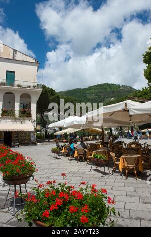 Der Hauptplatz mit Straßenrestaurants im Zentrum von Ravello, einer Stadt oberhalb der Amalfiküste, Italien. Stockfoto