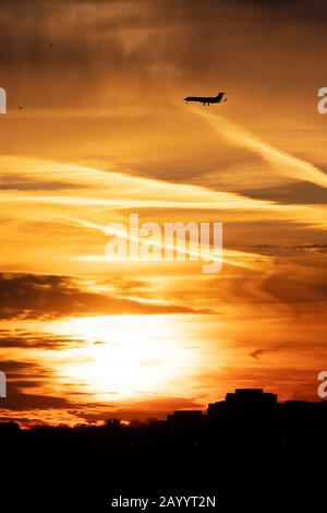 Washington, DC, USA. Februar 2020. Ein Flugzeug ist bei Sonnenuntergang in Washington, DC, den Vereinigten Staaten, 17. Februar 2020 zu sehen. Kredit: Liu Jie/Xinhua/Alamy Live News Stockfoto