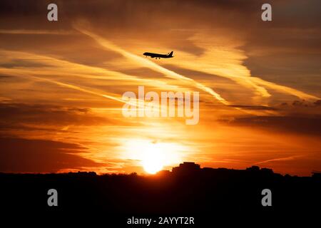 Washington, DC, USA. Februar 2020. Ein Flugzeug ist bei Sonnenuntergang in Washington, DC, den Vereinigten Staaten, 17. Februar 2020 zu sehen. Kredit: Liu Jie/Xinhua/Alamy Live News Stockfoto