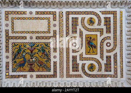 Detail das Mosaik der Kanzel die Kathedrale (erbaut 1087) von Ravello, einer Stadt über der Amalfiküste, Italien. Stockfoto