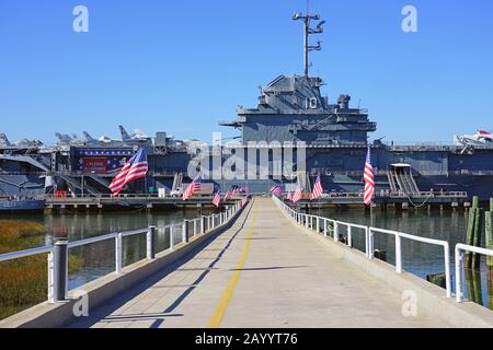 Charleston, SC 21. November 2019 - Blick auf die USS Yorktown, ein historisches Flugzeugträgermuseum am Patriots Point in Charleston, South Carolina, United Stat Stockfoto