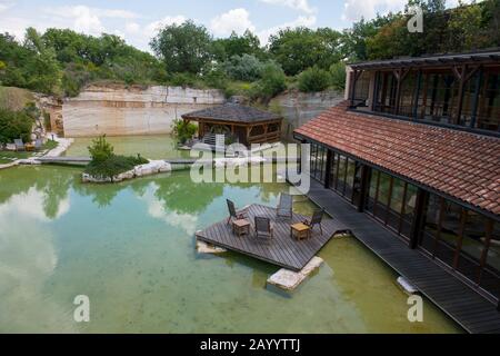 Thermalpool im Adler Thermae Spa & Relax Resort in Bagno Vignoni, in der Nähe von San Quirico im Val d'Orcia in der Nähe von Pienza in der Toskana, Italien. Stockfoto