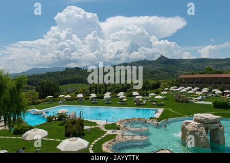 Thermalpool im Adler Thermae Spa & Relax Resort in Bagno Vignoni, in der Nähe von San Quirico im Val d'Orcia in der Nähe von Pienza in der Toskana, Italien. Stockfoto