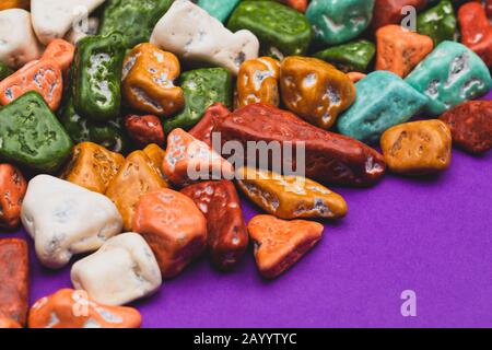 Süßigkeiten, Süßigkeiten in Form von farbigen Steinen, bunte Süßigkeiten im Hintergrund Stockfoto