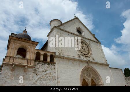 Detail der Fassade der Papstbasilika des heiligen Franz von Assisi ist die Mutterkirche des Römisch-Katholischen Freifriedens-Minor-Orden, allgemein bekannt als Stockfoto