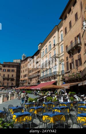 Straßencafés und Restaurants auf der Piazza del Campo in Siena, Toskana, Mittelitalien. Stockfoto