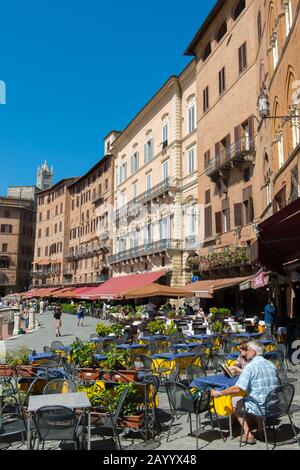 Straßencafés und Restaurants auf der Piazza del Campo in Siena, Toskana, Mittelitalien. Stockfoto