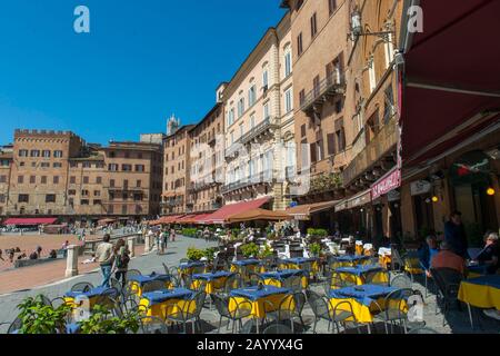 Straßencafés und Restaurants auf der Piazza del Campo in Siena, Toskana, Mittelitalien. Stockfoto
