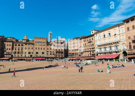 Die Piazza del Campo in Siena, Toskana, Mittelitalien. Stockfoto