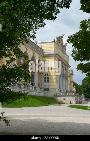Blick auf die Gloriette im Schloss Schönbrunn in Wien, Österreich. Stockfoto