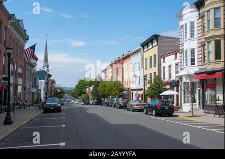 Blick auf die Warren Street mit Ziegelsteinhäusern in der Stadt Hudson am Hudson River im Staat New York, USA. Stockfoto