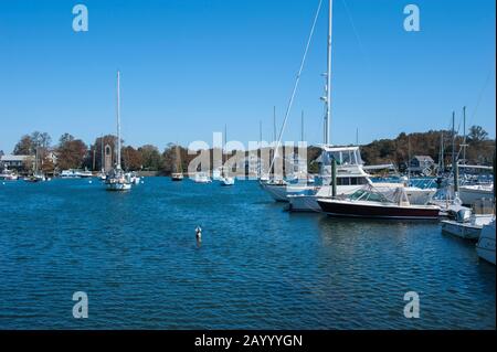 Blick auf den Eel Pond mit Booten im Dorf Woods Hole am Cape Cod in Massachusetts, USA. Stockfoto