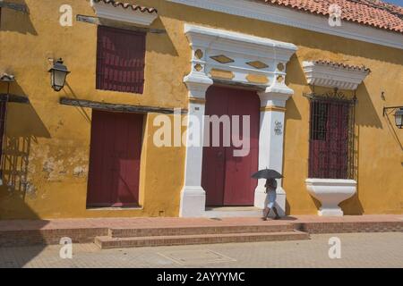 Farbenfrohe Kolonialarchitektur im verschlafenen Santa Cruz de Mompocks, Bolivar, Kolumbien Stockfoto