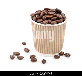 Frisch geröstete Kaffeebohnen in einer Papierbecher, isoliert auf weißem Hintergrund Stockfoto