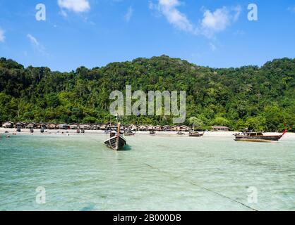 Das Dorf der Moken-Seegypsy bei Koh Surin im Nationalpark Mu Ko Surin, Surin-Inseln in Thailand. Stockfoto