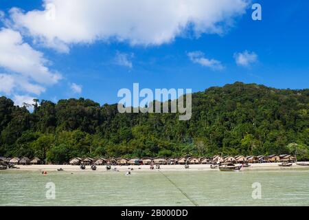 Das Dorf der Moken-Seegypsy bei Koh Surin im Nationalpark Mu Ko Surin, Surin-Inseln in Thailand. Stockfoto