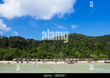 Das Dorf der Moken-Seegypsy bei Koh Surin im Nationalpark Mu Ko Surin, Surin-Inseln in Thailand. Stockfoto