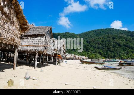 Das Dorf der Moken-Seegypsy bei Koh Surin im Nationalpark Mu Ko Surin, Surin-Inseln in Thailand. Stockfoto