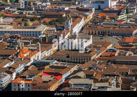 Luftaufnahme des Stadtzentrums von Quito mit dem Kloster San Francisco und dem Platz bei Sonnenaufgang, Ecuador. Stockfoto