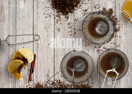 Winterwürze und Tee auf Holzgrund Stockfoto