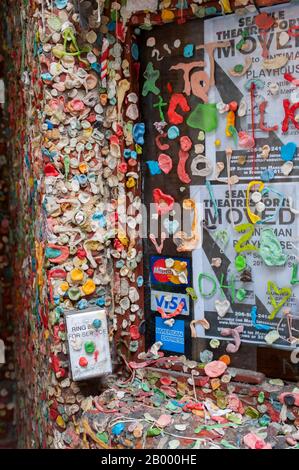 Das Kartenfenster eines ehemaligen Theaters an der farbenfrohen Kaugummiwand in der Post Alley am Pike Place Market in Seattle, Washington State, USA. Stockfoto