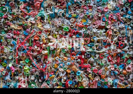 Die farbenfrohe Kaugummiwand in Post Alley am Pike Place Market in Seattle, Washington State, USA. Stockfoto