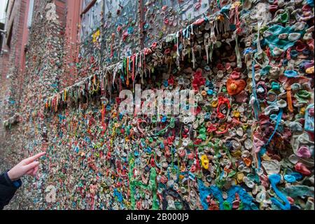 Ein Fenster an der farbenfrohen Kaugummiwand in der Post Alley am Pike Place Market in Seattle, Washington State, USA. Stockfoto
