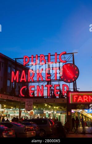 Ein Nachtfoto der Neon-Schilder über dem Haupteingang zum Pike Place Market in Seattle, Washington State, USA. Stockfoto