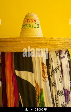 Souvenir Sombreros und Stoffe zum Verkauf in einer Einkaufsstraße in San Miguel de Cozumel auf der Insel Cozumel bei Cancun im Bundesstaat Quintana Roo, Yuca Stockfoto