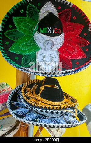 Souvenir Sombreros zu verkaufen auf einer Einkaufsstraße in San Miguel de Cozumel auf Cozumel Island bei Cancun im Bundesstaat Quintana Roo, Yucatan Peninsul Stockfoto