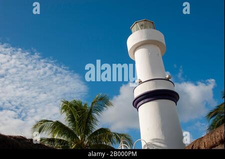 Ein Leuchtturm in San Miguel de Cozumel auf der Insel Cozumel bei Cancun im Bundesstaat Quintana Roo, Yucatan-Halbinsel, Mexiko. Stockfoto