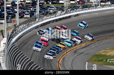 Daytona, Vereinigte Staaten. Februar 2020. Brad Keselowski führt durch Kurve 4 Anfang des 62. Daytona 500, am Montag, 17. Februar 2020 in Daytona, Florida. Foto von Edwin Locke/UPI Credit: UPI/Alamy Live News Stockfoto