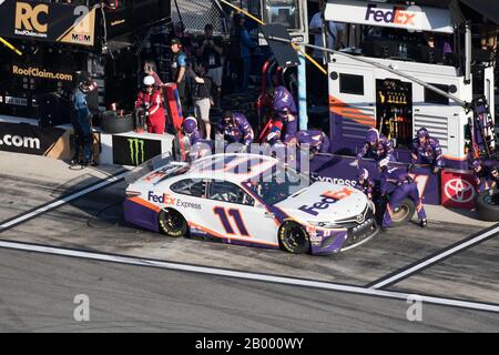 Daytona, Vereinigte Staaten. Februar 2020. Der spätere Gewinner Denny Hamlin pits während des 62. Daytona 500, am Montag, 17. Februar 2020, in Daytona, Florida. Foto von Edwin Locke/UPI Credit: UPI/Alamy Live News Stockfoto