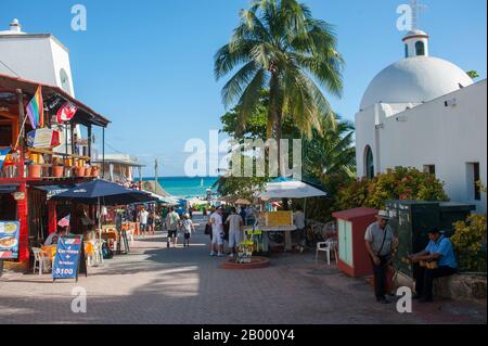 Straßenbild der 5th Avenue in Playa del Carmen an der Riviera Maya bei Cancun im Bundesstaat Quintana Roo, Mexiko. Stockfoto