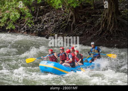 Touristen Wildwasser-Rafting im Pozo Azul in der Nähe von Virgen de Sarapiqui in Costa Rica. Stockfoto