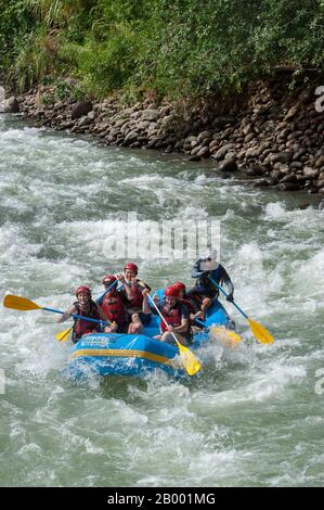 Touristen Wildwasser-Rafting im Pozo Azul in der Nähe von Virgen de Sarapiqui in Costa Rica. Stockfoto