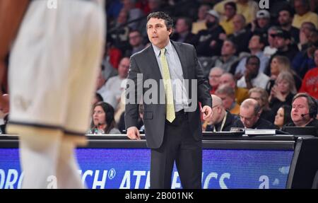 Atlanta, GA, USA. Februar 2020. Georgia Tech-Trainer Josh Pastner beobachtet während der zweiten Hälfte eines NCAA College-Basketballspiels gegen Louisville im McCamish Pavilion in Atlanta, GA, aus dem Bankbereich. Austin McAfee/CSM/Alamy Live News Stockfoto