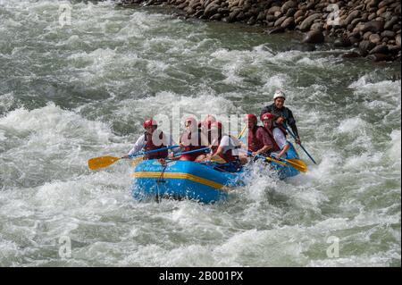 Touristen Wildwasser-Rafting im Pozo Azul in der Nähe von Virgen de Sarapiqui in Costa Rica. Stockfoto