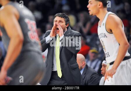 Atlanta, GA, USA. Februar 2020. Georgia Tech-Trainer Josh Pastner ruft seinen Spielern während der zweiten Hälfte eines NCAA College-Basketballspiels gegen Louisville im McCamish Pavilion in Atlanta, GA, Wegbeschreibungen aus. Austin McAfee/CSM/Alamy Live News Stockfoto