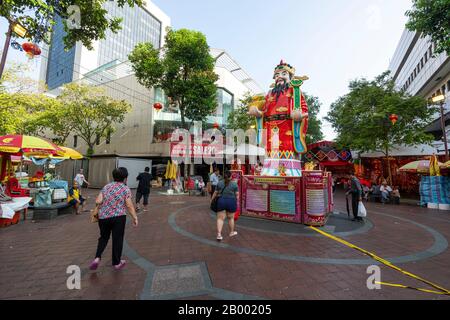 Singapur. Januar 2020. Die großen Plakate mit dem chinesischen Horoskop für das neue Jahr in den Straßen von Chinatown Stockfoto