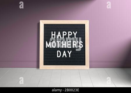 Briefbrett mit der Meldung "Happy Mother's Day" im leeren Raum Stockfoto