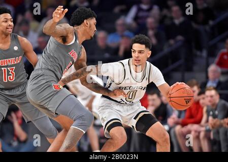 Atlanta, GA, USA. Februar 2020. Georgia Tech Guard Michael Devoe (0) wird während der ersten Hälfte eines NCAA College-Basketballspiels im McCamish Pavilion in Atlanta, GA, von einem Louisville Verteidiger unter Druck gesetzt. Austin McAfee/CSM/Alamy Live News Stockfoto