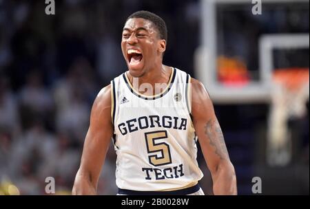 Atlanta, GA, USA. Februar 2020. Georgia Tech Forward Moses Wright reagiert nach einem offensiven Spiel während der ersten Hälfte eines NCAA College-Basketballspiels gegen Louisville im McCamish Pavilion in Atlanta, GA. Austin McAfee/CSM/Alamy Live News Stockfoto