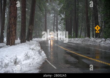 Schneepflüge Beim Schneefall im Yosemite-Tal Stockfoto