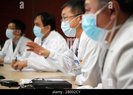 (200218) -- YINCHUAN, 18. Februar 2020 (Xinhua) -- Spezialisten mit dem Allgemeinen Krankenhaus der Ningxia Medical University führen Ferndiagnosen zu den neuartigen Coronavirus(COVID-19)-Infektionsfällen am Xiangyang Polytechnic Affiliated Hospital in Zentralchina Hubei Pronvince im abgelegenen medizinischen Beratungszentrum des Allgemeinen Krankenhauses der Ningxia Medical University in Yinchuan durch. Die Autonome Region Ningxia Hui im Nordwesten Chinas, 17. Februar 2020. Das Allgemeine Krankenhaus der Ningxia Medical University hat am Montag eine Tele-Beratung für Patienten eingeleitet, die mit dem neuartigen Coronavirus am Xiangyang Polytech infiziert sind Stockfoto