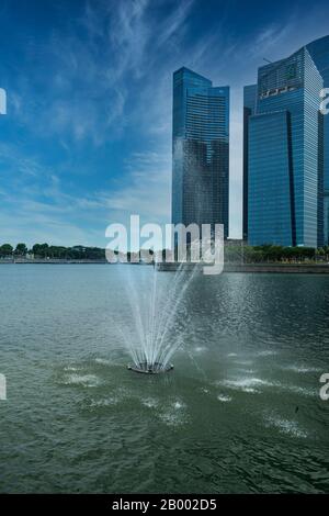 Singapur. Januar 2020. Blick auf den Fullerton-Brunnen am Meer in der Marina Bay Stockfoto