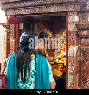 Singapur. Januar 2020. Eine Frau betet vor dem Altar in einem Hindutempel Stockfoto