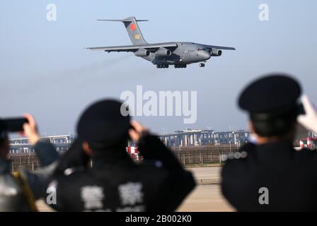 Wuhan, China. Februar 2020. Die Luftstreitkräfte schickten die medizinischen Arbeiter und Versorgungsgüter zum vierten Mal mit Transportflugzeugen nach Wuhan, um am 17. Februar 2020 gegen die neuartige Coronavirus-Pneumonie in Wuhan, Hubei, China zu kämpfen.(Foto von TPG/cnsphotos) Kredit: TopPhoto/Alamy Live News Stockfoto