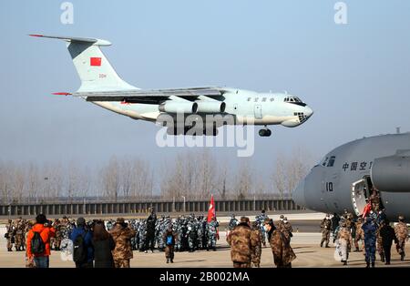 Wuhan, China. Februar 2020. Die Luftstreitkräfte schickten die medizinischen Arbeiter und Versorgungsgüter zum vierten Mal mit Transportflugzeugen nach Wuhan, um am 17. Februar 2020 gegen die neuartige Coronavirus-Pneumonie in Wuhan, Hubei, China zu kämpfen.(Foto von TPG/cnsphotos) Kredit: TopPhoto/Alamy Live News Stockfoto