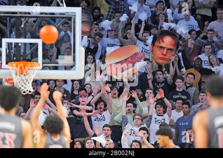 Atlanta, GA, USA. Februar 2020. Georgia Tech-Studenten versuchen, einen Louisville Spieler abzulenken, der während der zweiten Hälfte eines NCAA College-Basketballspiels im McCamish Pavilion in Atlanta, GA, einen Freiwurf versucht. Austin McAfee/CSM/Alamy Live News Stockfoto